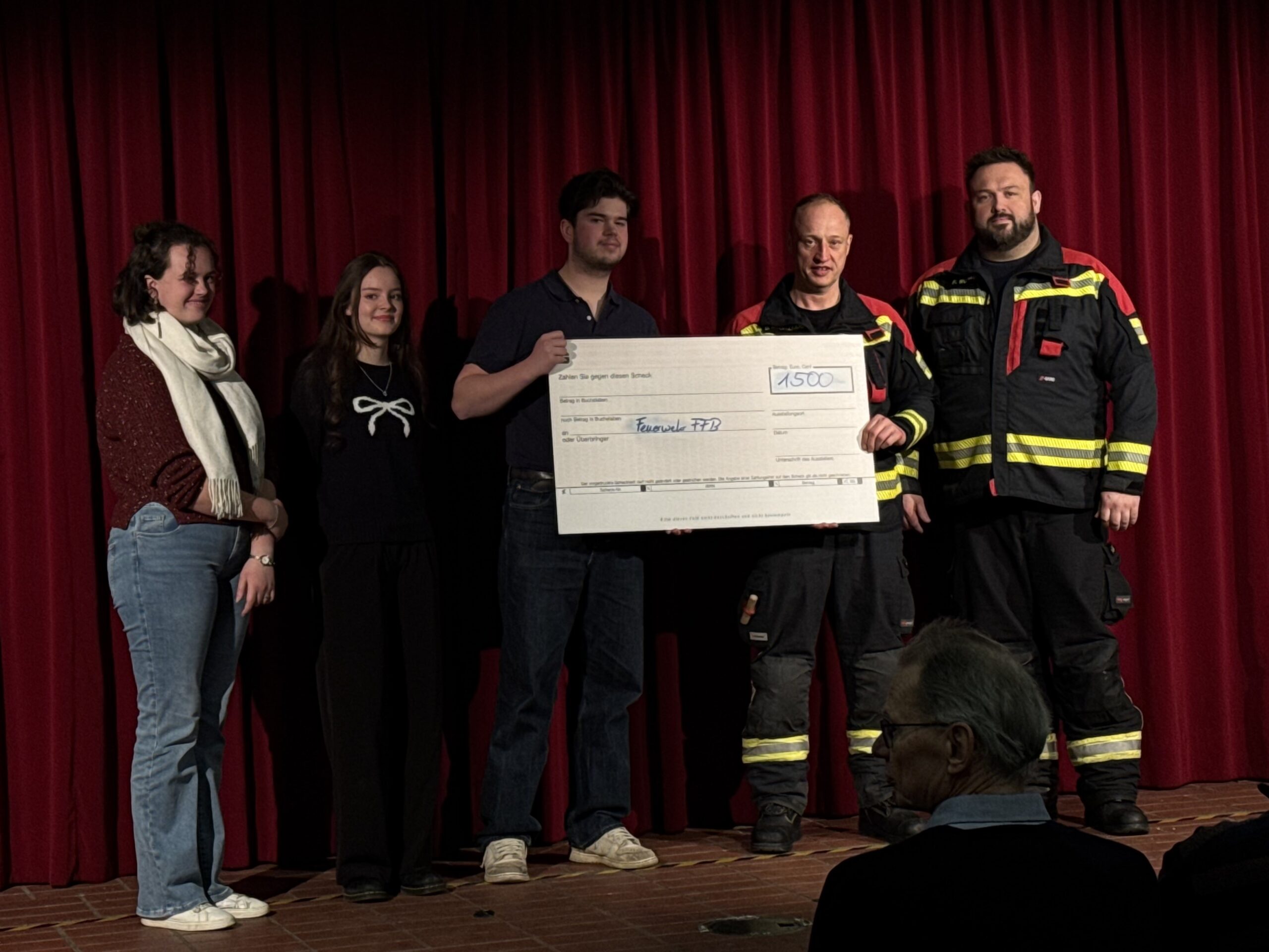 Viscardi-Gymnasium spendet 1.500 Euro an den Verein der Freiwillige Feuerwehr Fürstenfeldbruck