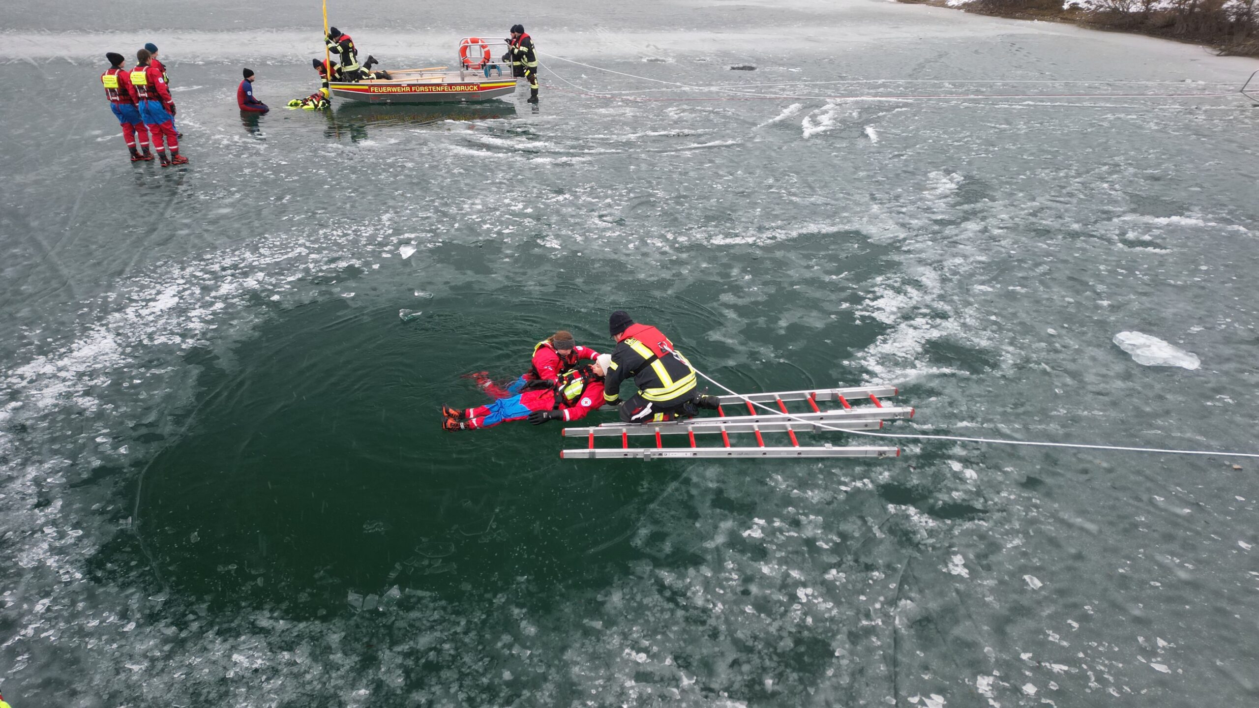 Gemeinsame Eisrettungsübung am Pucher Meer