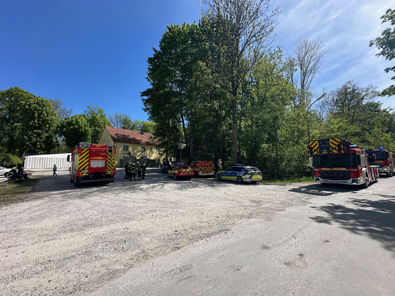 Küchenbrand in Nachtclub – Feuerwehr verhindert größere Ausbreitung